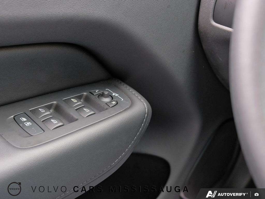 2024 Volvo XC60 Plus Dark Theme thumb 17