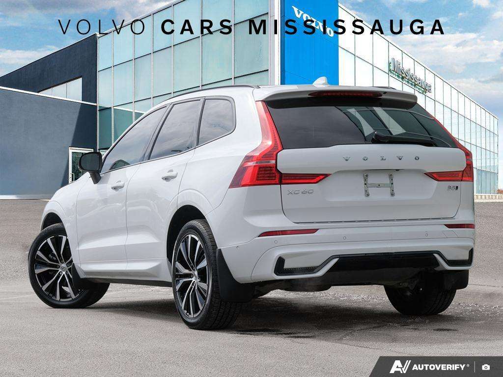 2024 Volvo XC60 Plus Dark Theme alt 4