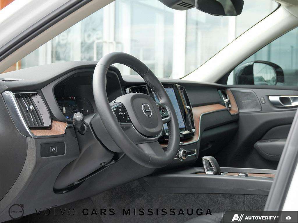 2024 Volvo XC60 Plus Dark Theme thumb 13