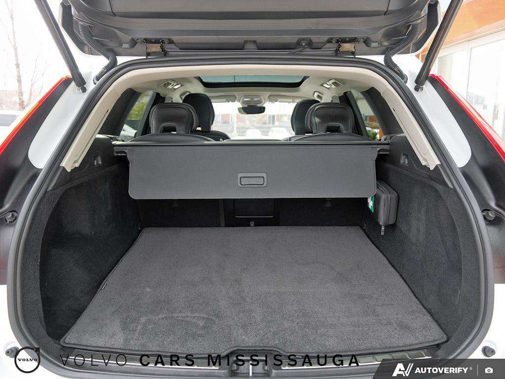 2024 Volvo XC60 Plus Dark Theme thumb 11