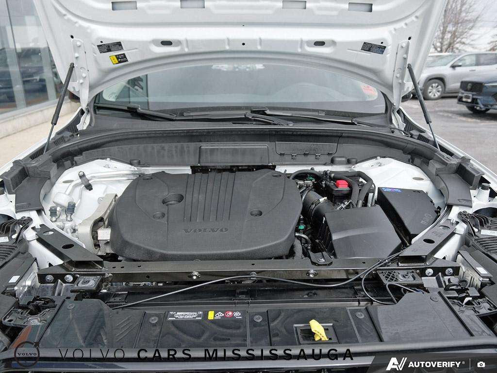 2024 Volvo XC60 Plus Dark Theme thumb 8