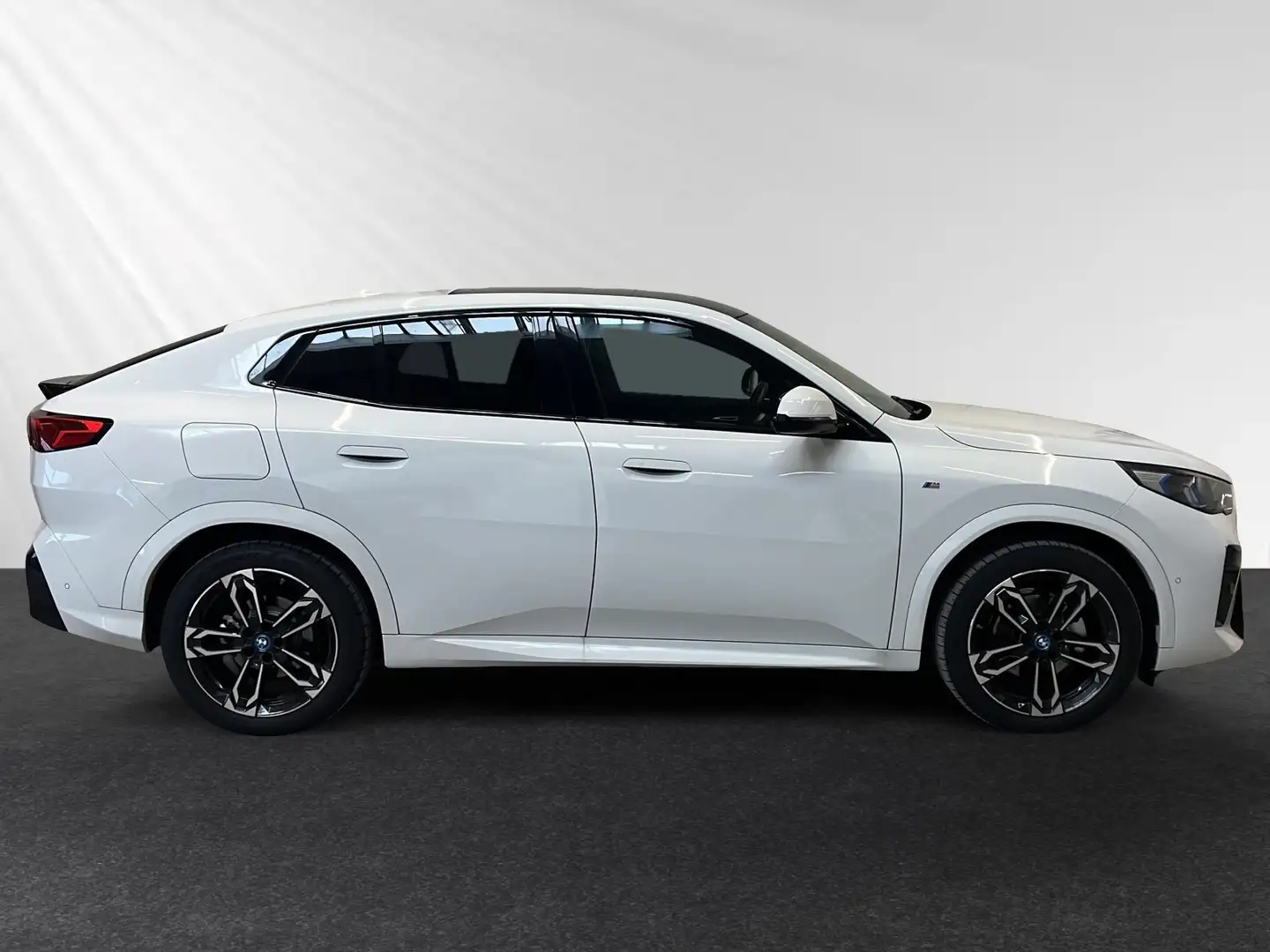 BMW iX2 eDrive20 M Sport|Panorama|Head-Up|PA+ Белый - 2