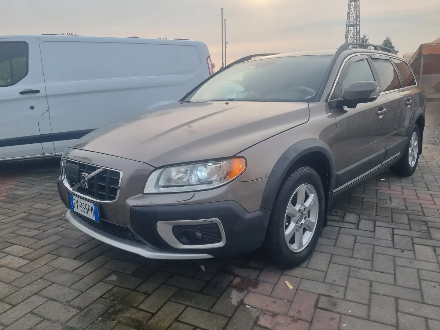 Volvo XC70 XC70 2.4 d5 Kinetic awd 185cv Brun - 1
