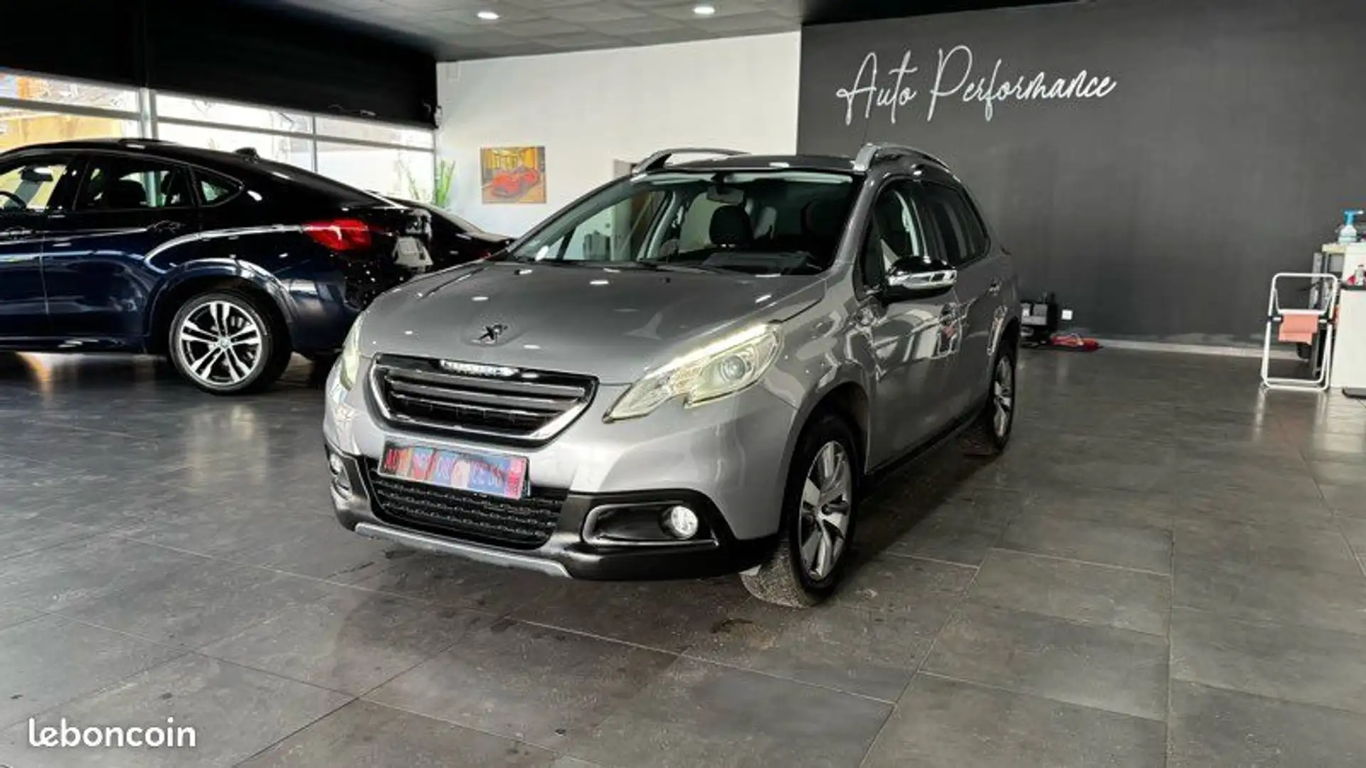 Peugeot 2008 1.2 82 CH Style garantie 12 mois Bluetooth Climatisation Radars de stationnement Grijs - 1