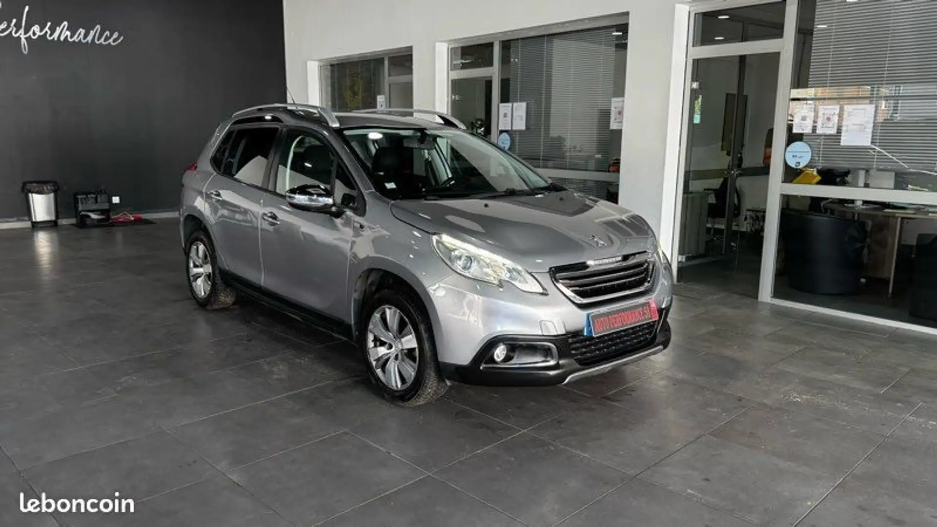 Peugeot 2008 1.2 82 CH Style garantie 12 mois Bluetooth Climatisation Radars de stationnement Grijs - 2