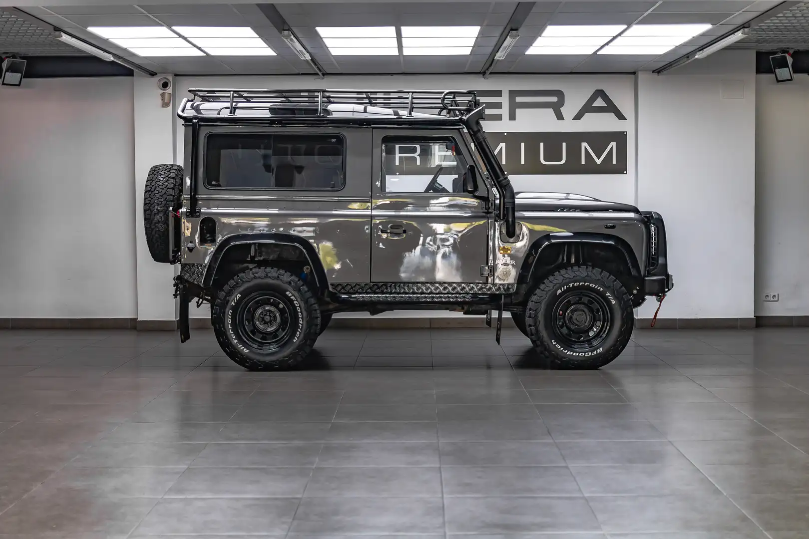 Land Rover Defender 90TDI Tomb Rider Gris - 2