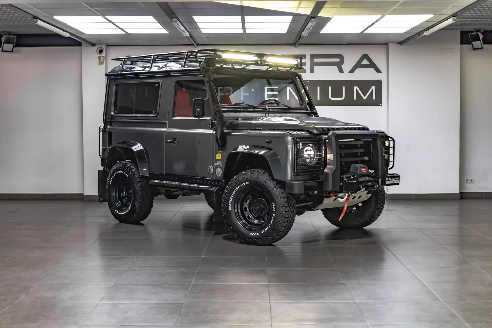 Land Rover Defender 90TDI Tomb Rider Gris - 1