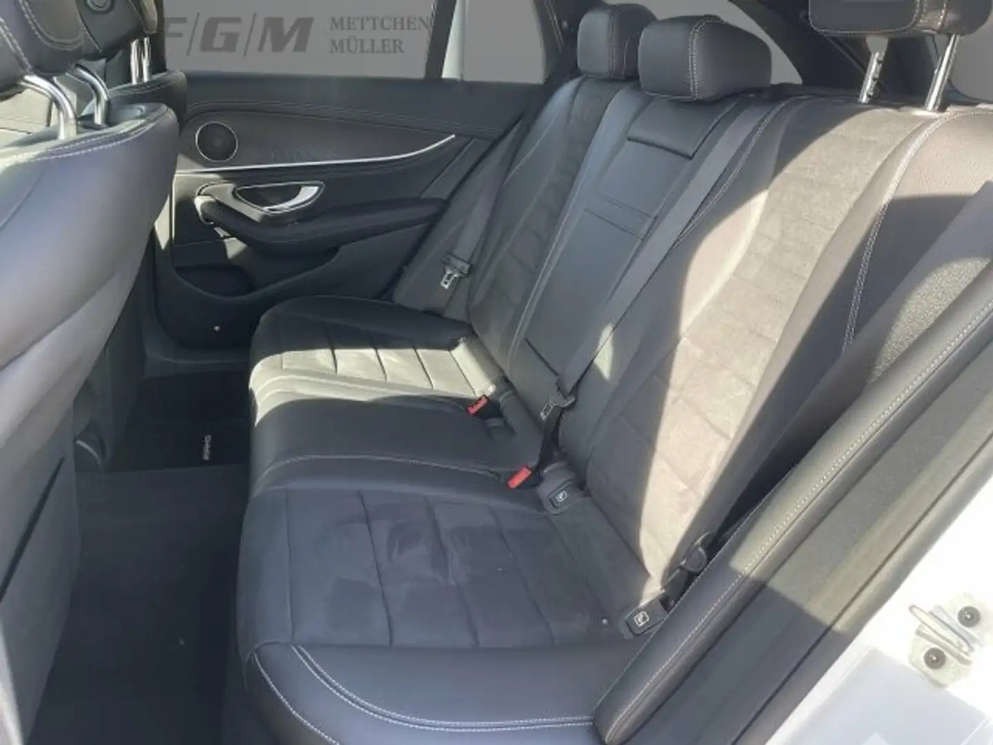Mercedes-Benz E 300 d 4Matic T  AMG Line +Wide+MBUX+LED+360 Wit - 2