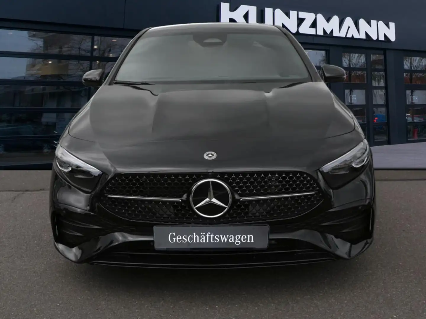Mercedes-Benz A 200 Limousine AMG Night Distronic AHK Kamera Černá - 2