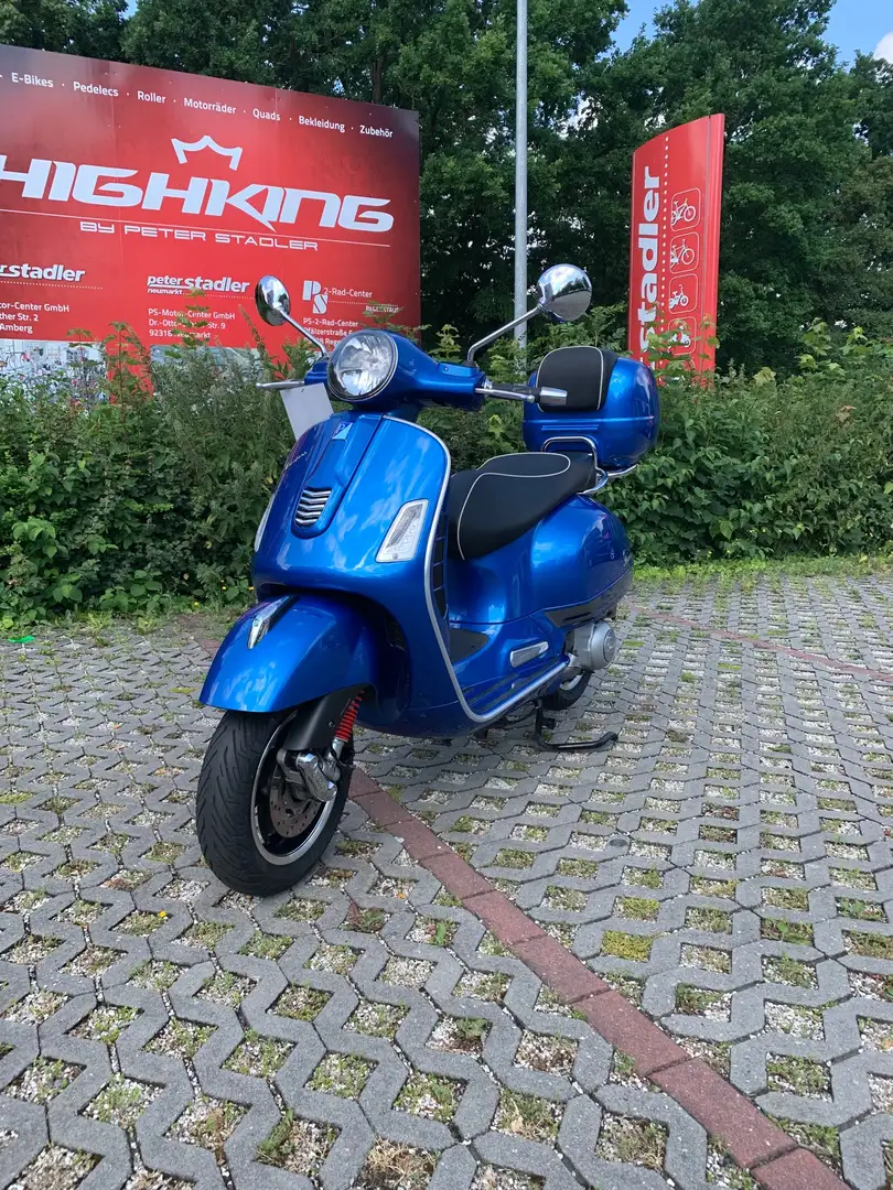 Vespa GTS Super 300 Roller/Scooter in Blau gebraucht in Amberg für