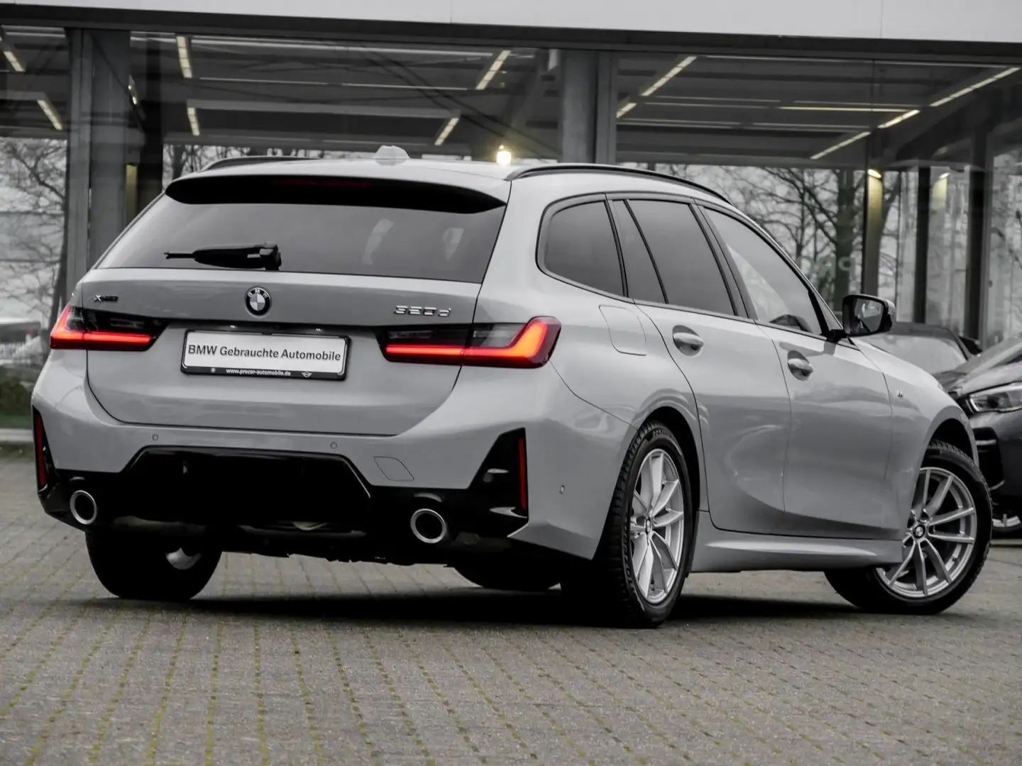 BMW 320 d xDrive M Sport HUD PANO AHK SHZ RFK LM Grau - 2