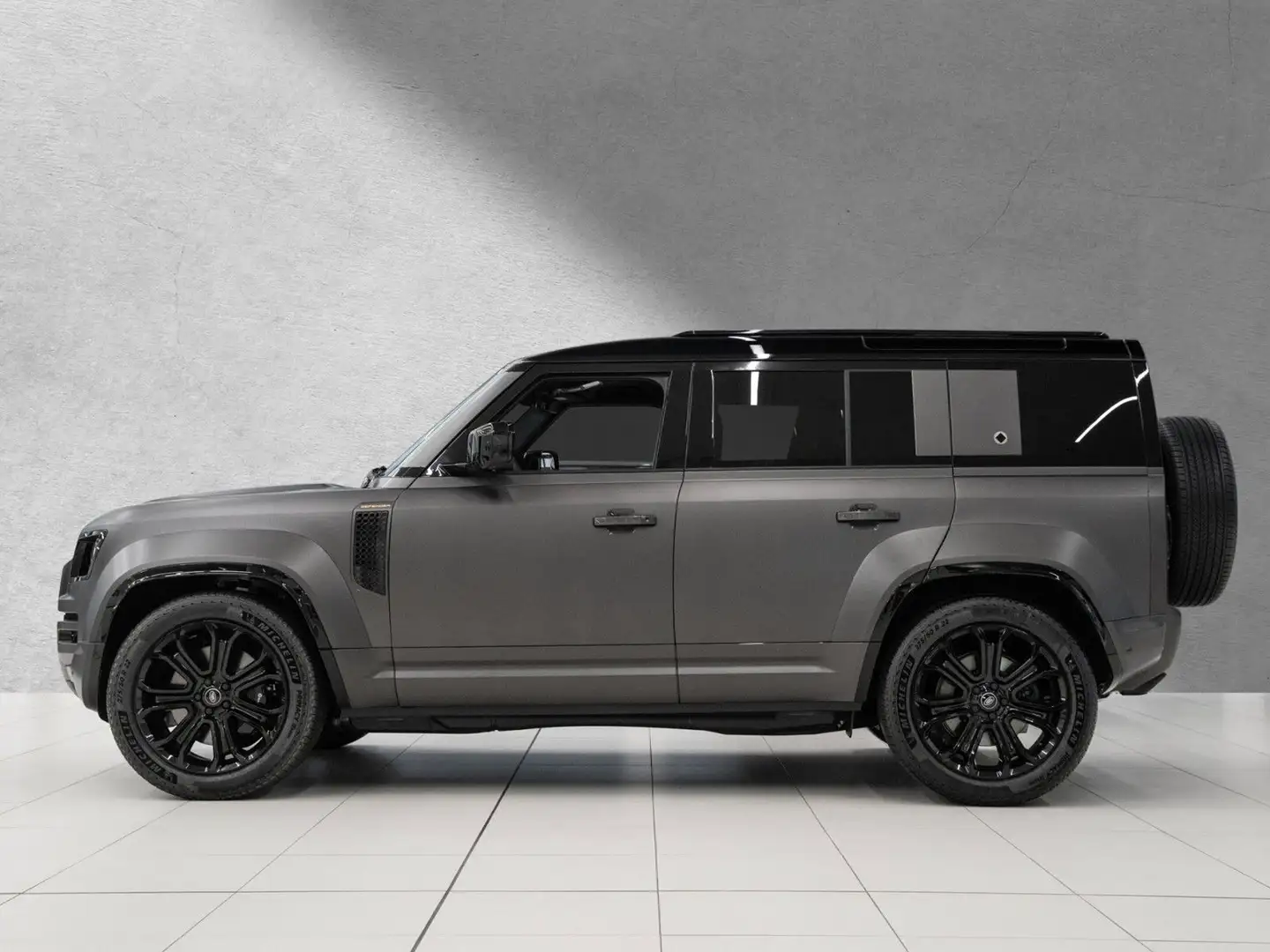 Land Rover Defender OCTA P635 "HUD+AHK+Soundsystem" Šedá - 1