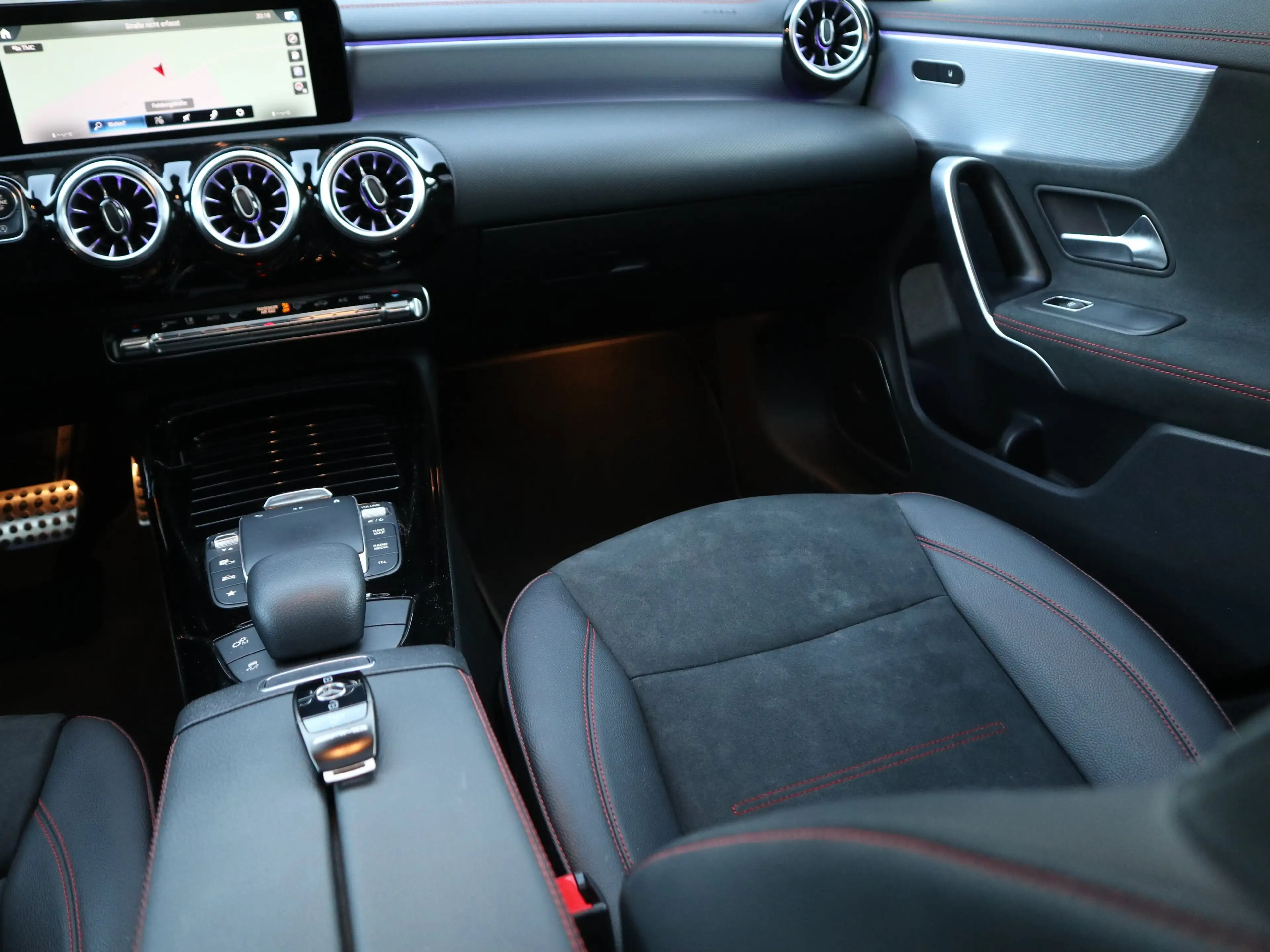 Mercedes-Benz CLA 35 AMG Pano LED Burmester AHK Night 19 Ambiente — photo 14