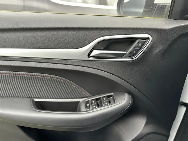 MG ZS view 13