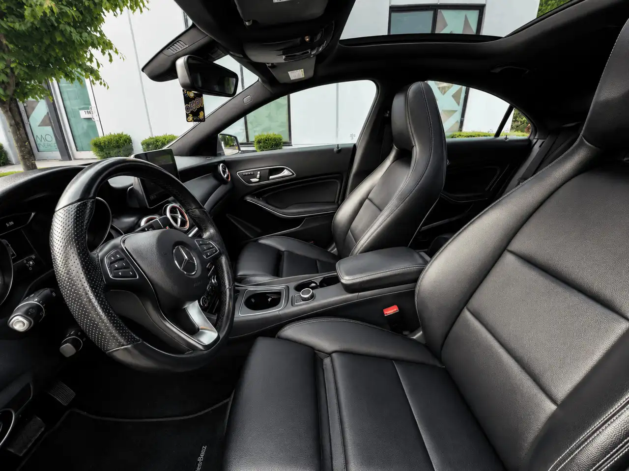 Mercedes-Benz CLA снимка Mercedes-Benz CLA
