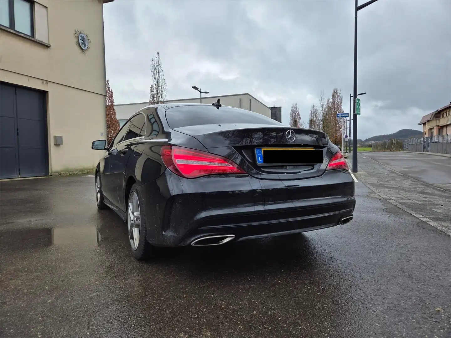 Mercedes-Benz 200 4Matic - AMG Line Schwarz - 2