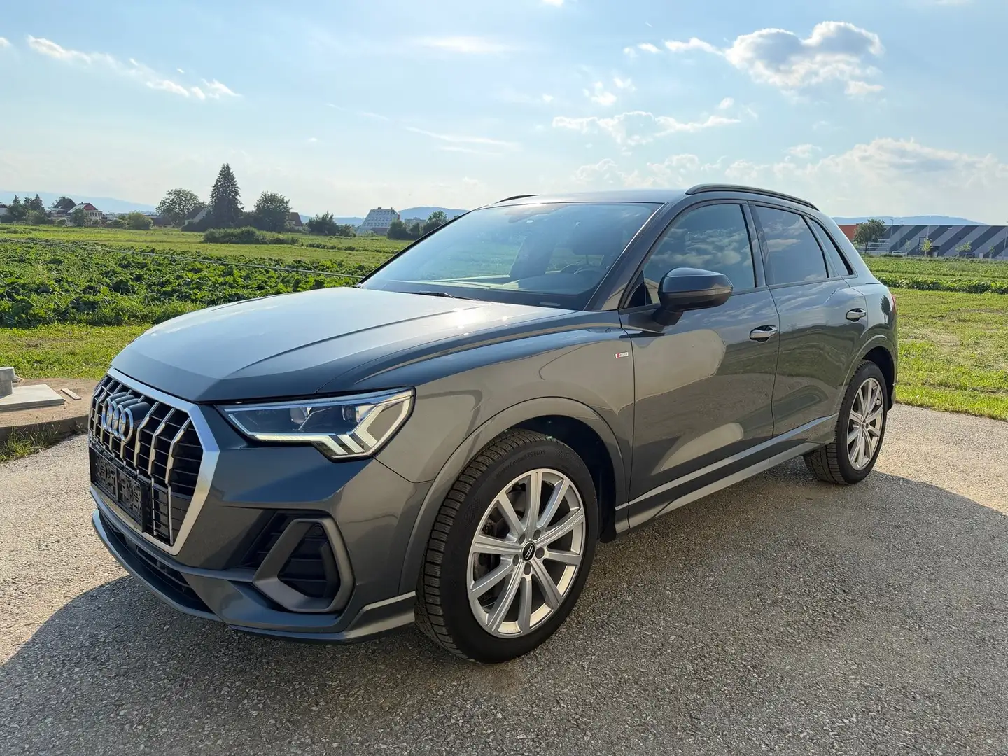 Audi Q3 40 TFSI quattro S-line S-tronic *Toller Zustand* Grau - 1