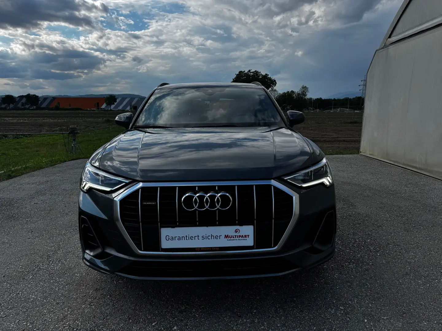 Audi Q3 40 TFSI quattro S-line S-tronic *Toller Zustand* Grau - 2