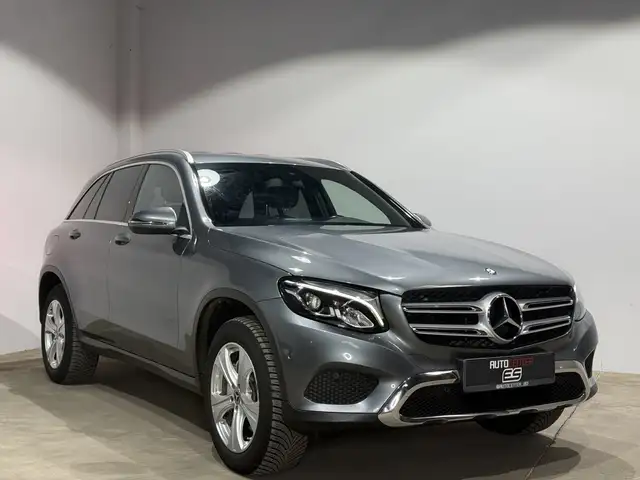 Mercedes-Benz 220 view 2