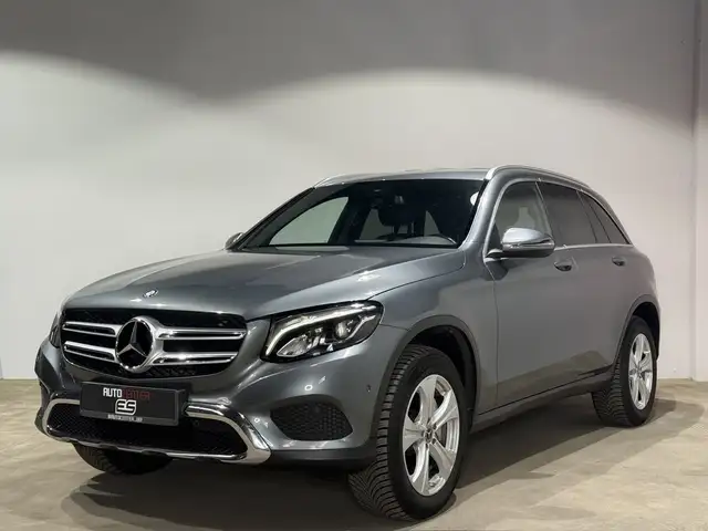 Mercedes-Benz 220 view 4