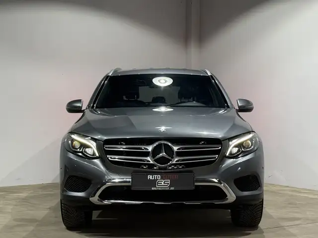 Mercedes-Benz 220 view 3