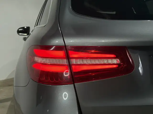 Mercedes-Benz 220 view 11