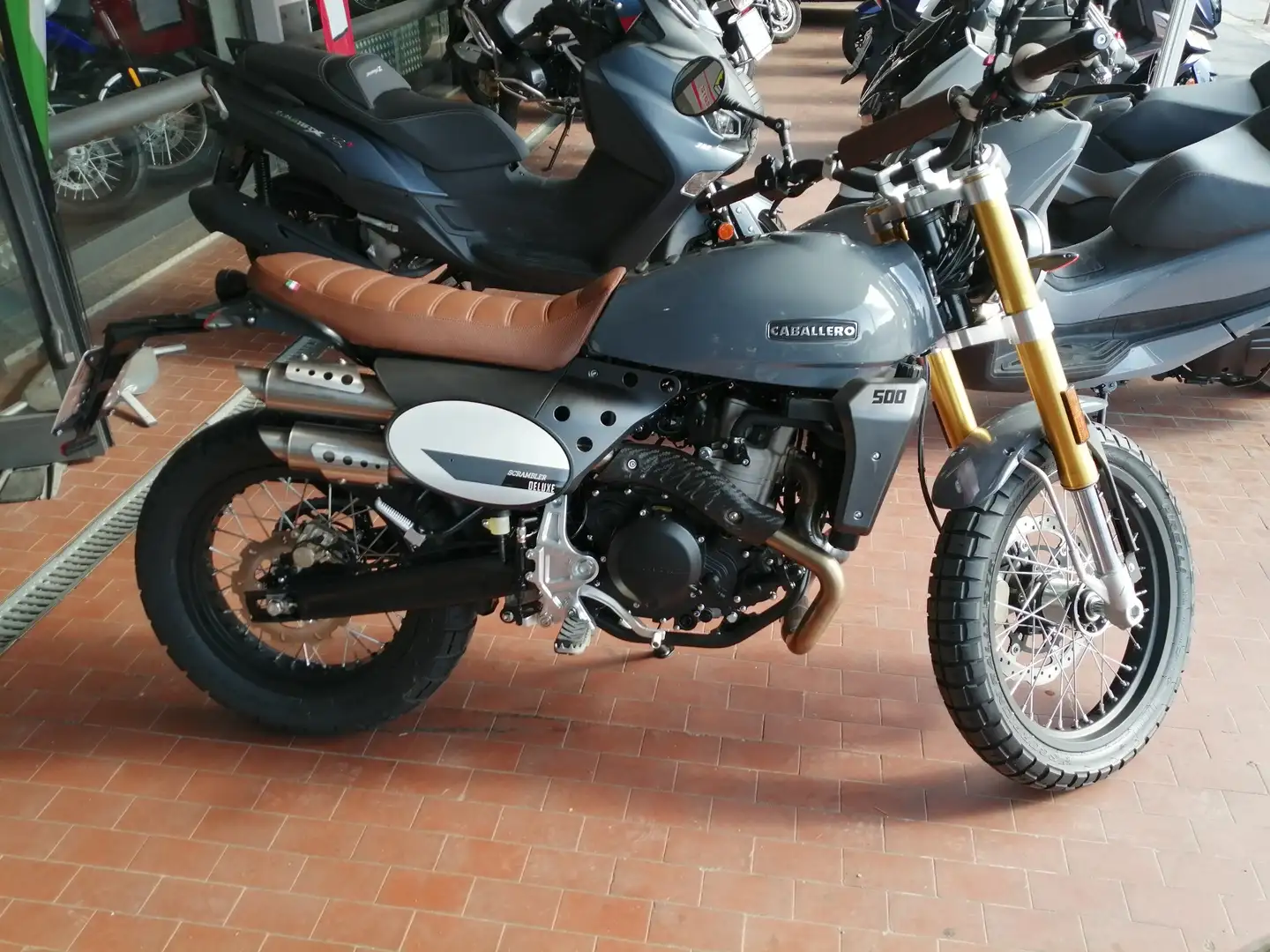 Fantic Caballero 500 Scrambler Deluxe Grau - 1