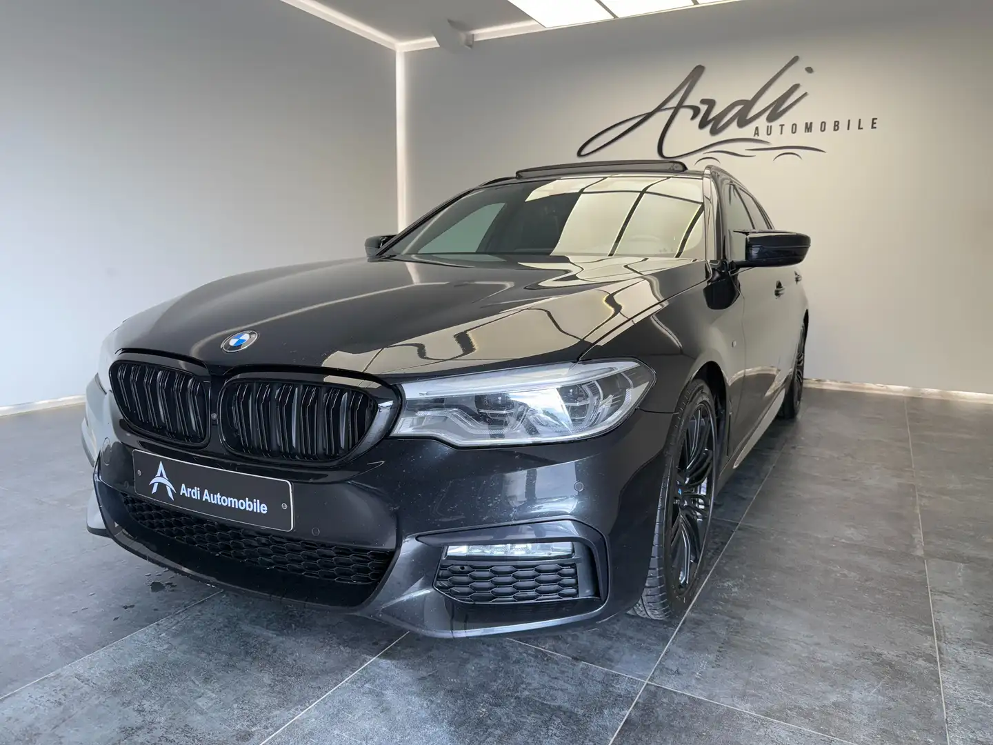 BMW 520 Touring dA*PACK M*HARMAN/KARDON*CARPLAY*GARANTIE* Zwart - 1