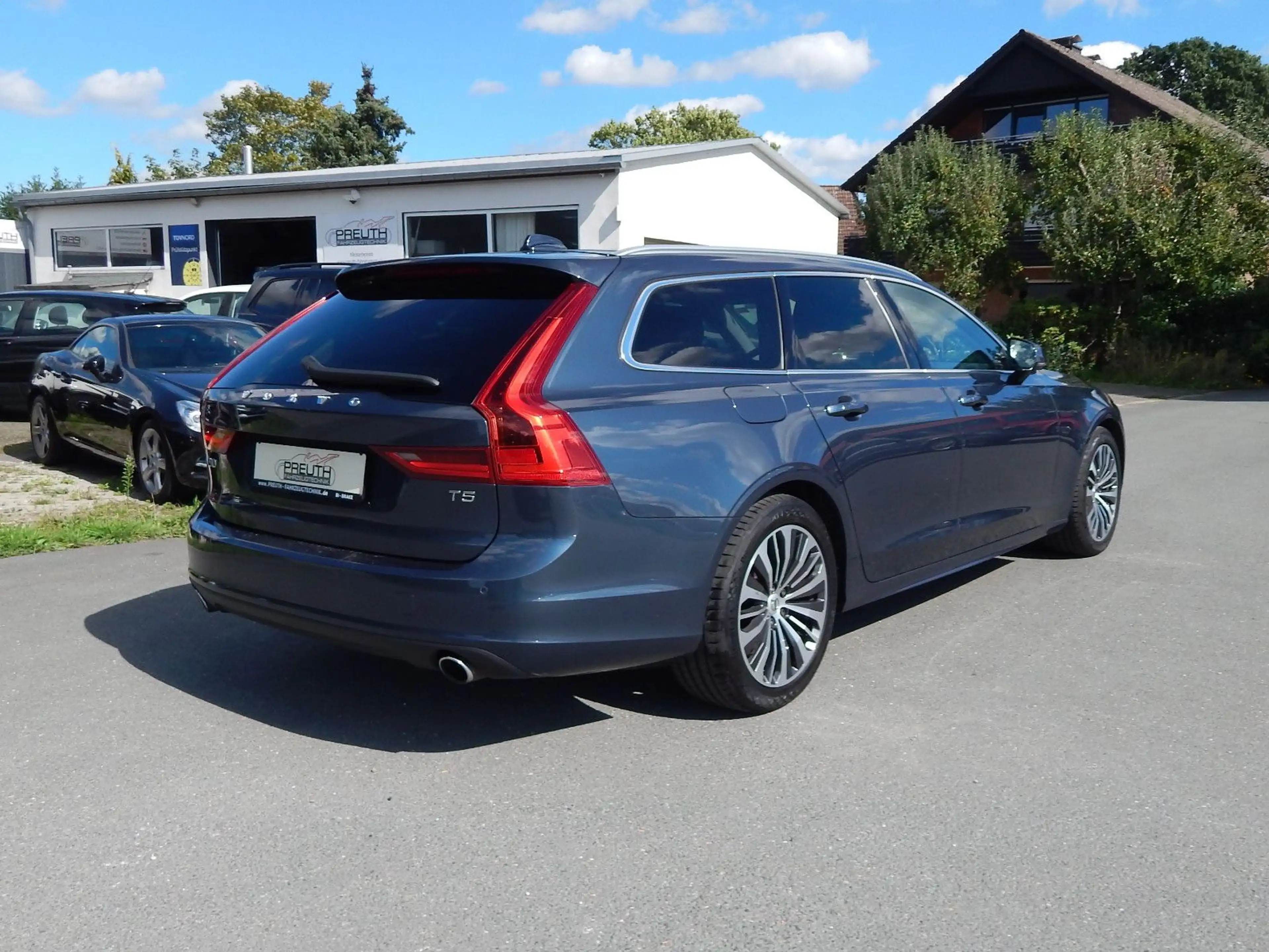 Volvo V90 T5 Momentum Pro 1.Hand~PANO~HUD~LEDER~KAMERA — photo 8