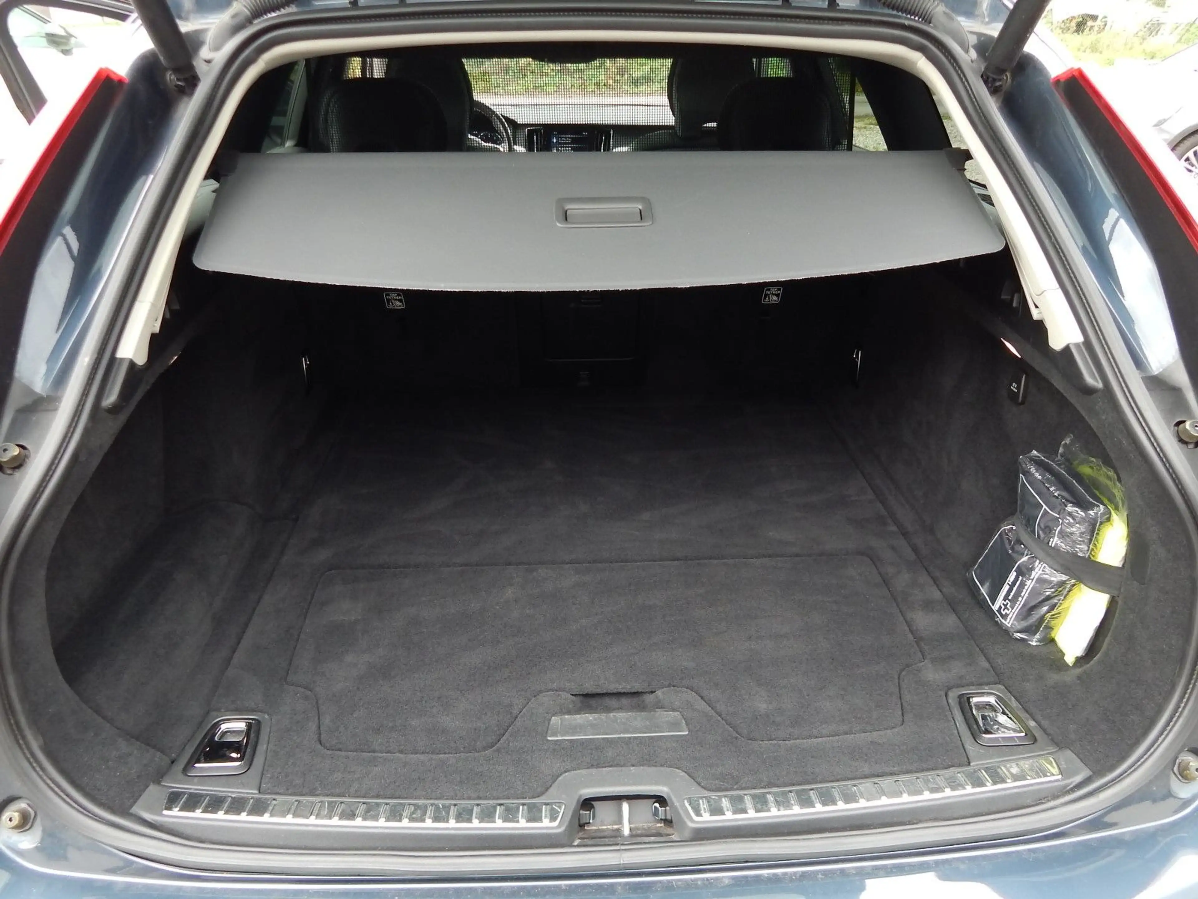 Volvo V90 T5 Momentum Pro 1.Hand~PANO~HUD~LEDER~KAMERA — photo 24