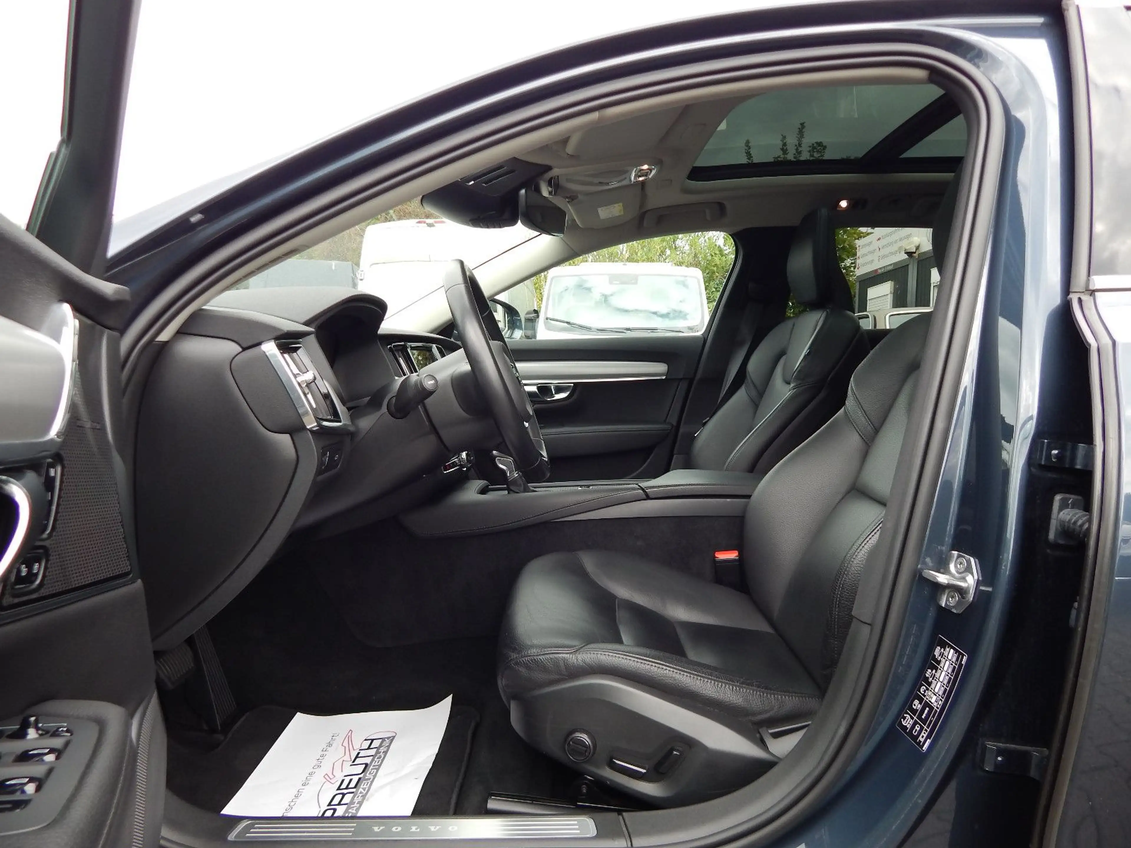 Volvo V90 T5 Momentum Pro 1.Hand~PANO~HUD~LEDER~KAMERA — photo 17