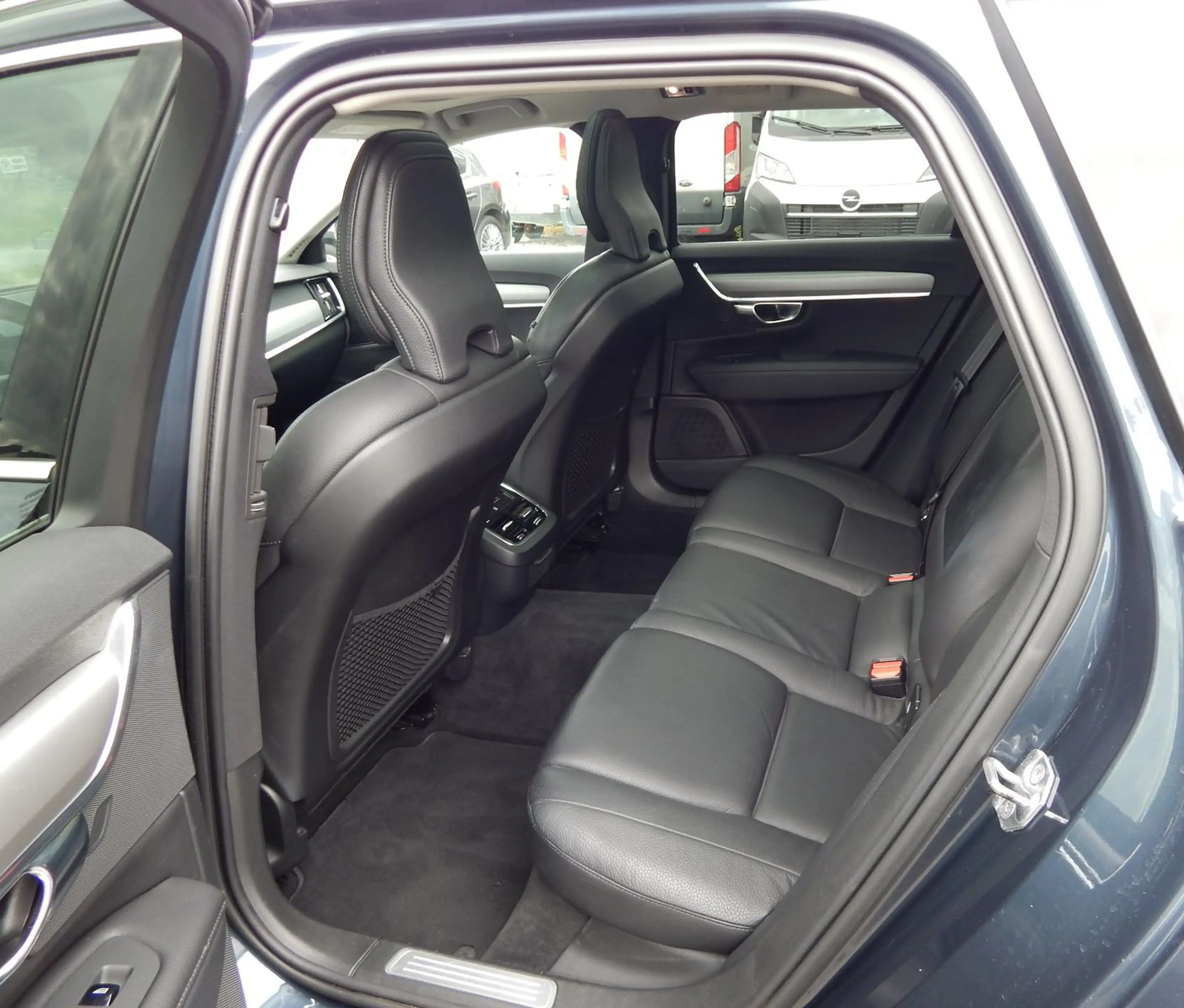Volvo V90 T5 Momentum Pro 1.Hand~PANO~HUD~LEDER~KAMERA — photo 18