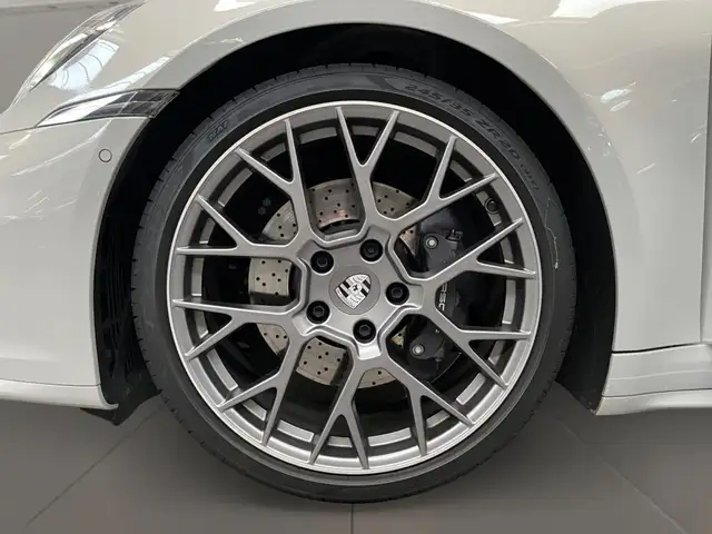 Porsche 911 view 10