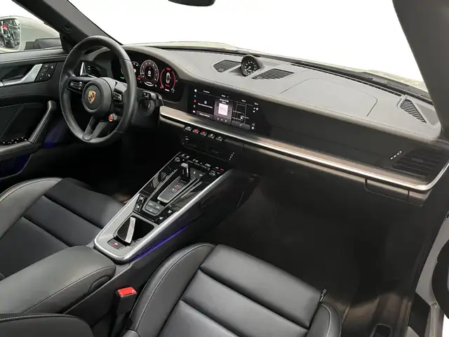 Porsche 911 view 5
