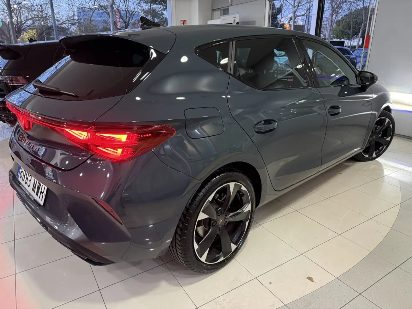 CUPRA Leon 1.5 eTSI 110 DSG Grau - 2
