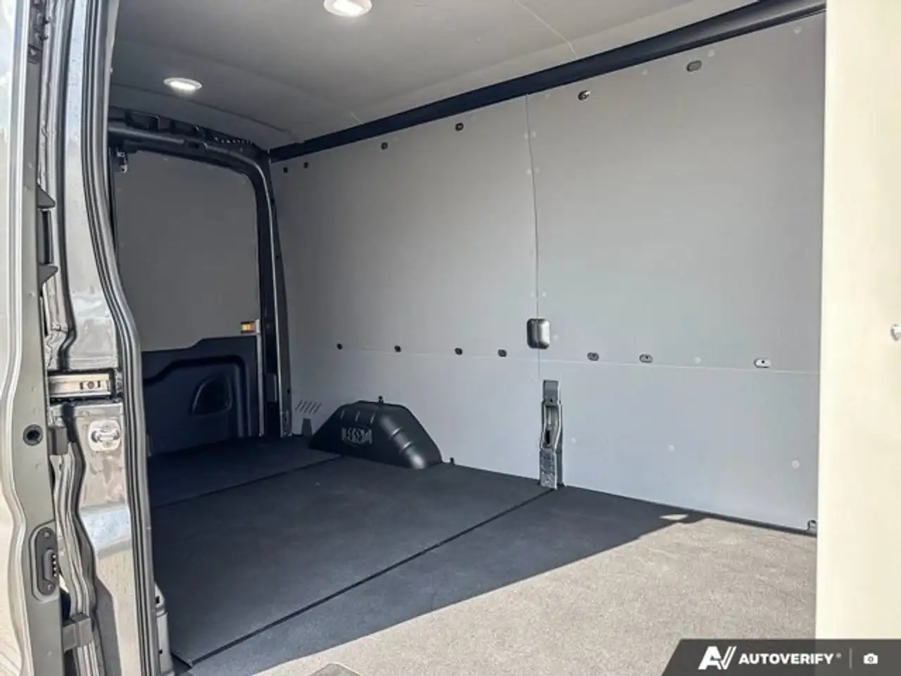 Ford Transit Cargo Van снимка Ford Transit Cargo Van