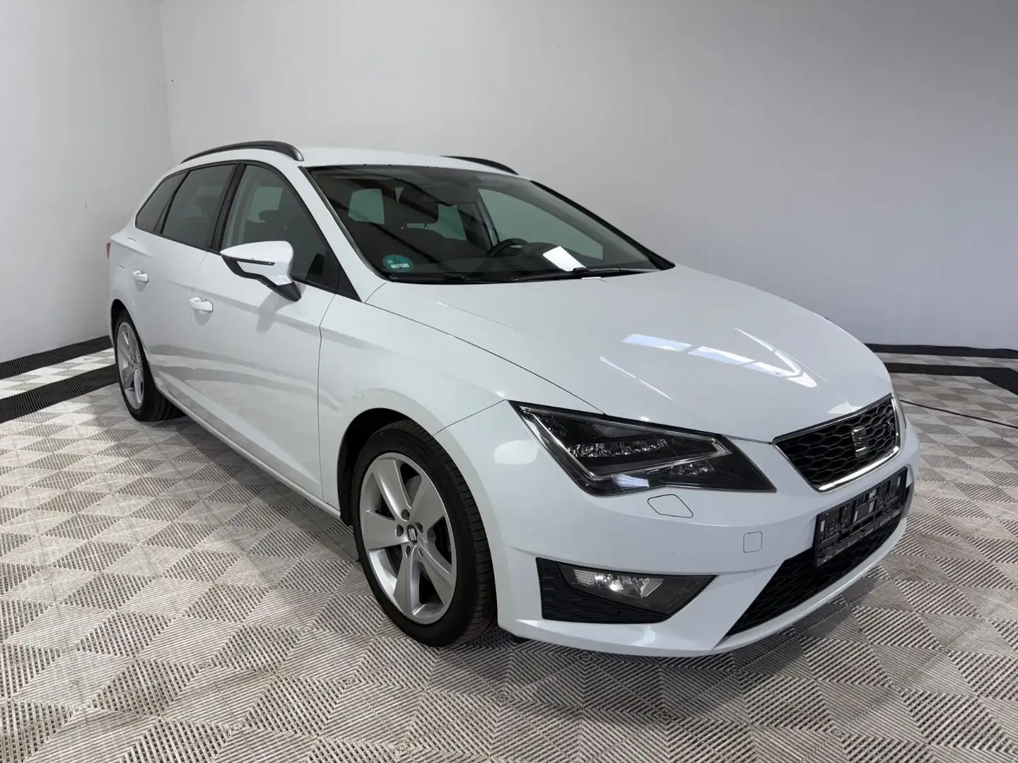 SEAT Leon ST 2.0 TDI FR°Klima°Navi°1 Hand° Weiß - 2