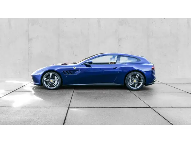 Ferrari Gtc4lusso view 3