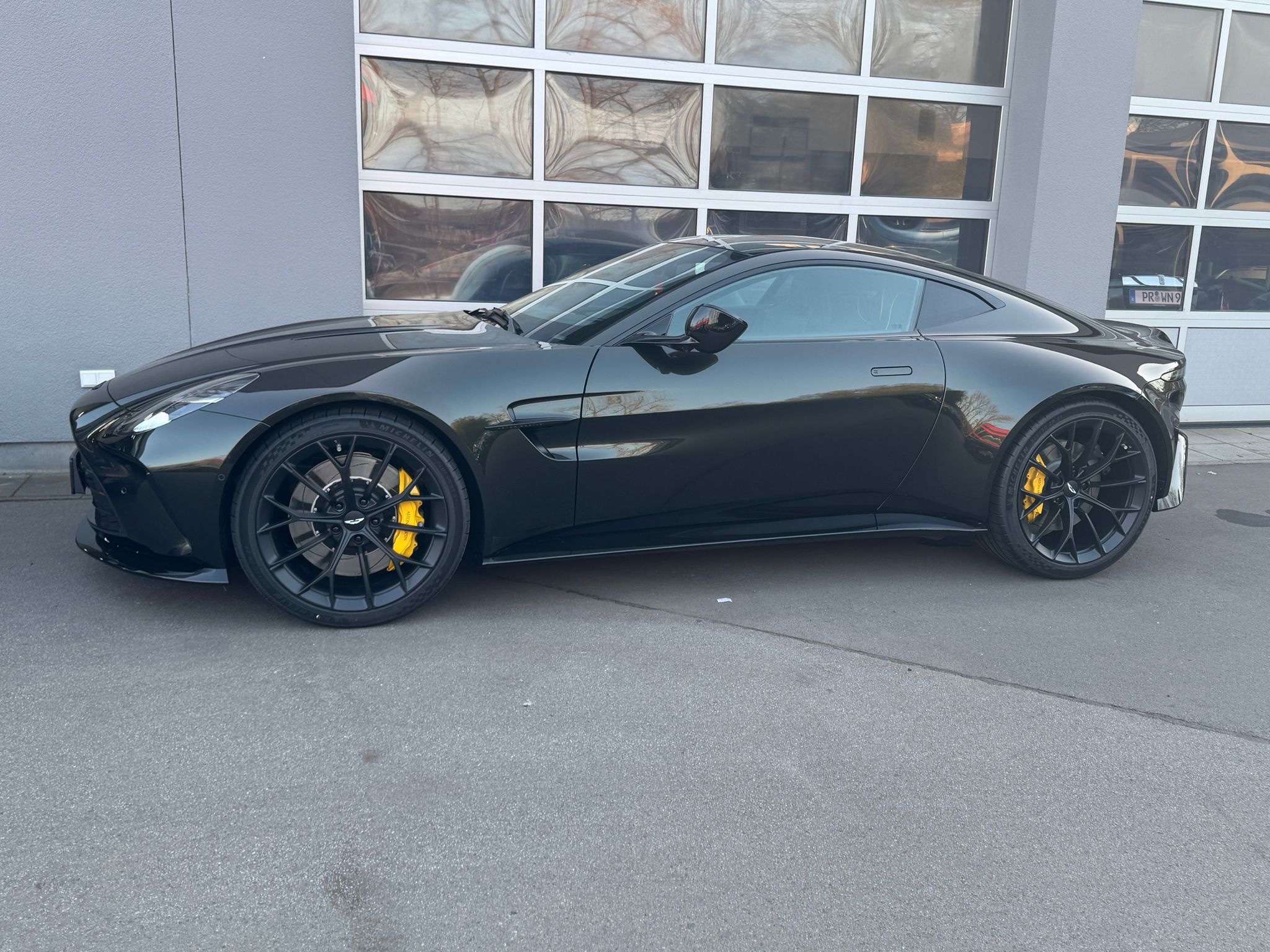 Second hand Aston Martin V12 Vantage 