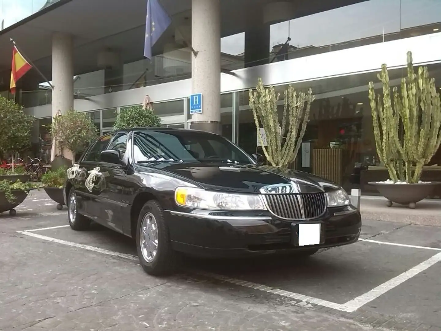 Lincoln Town Car Sedan Schwarz - 1