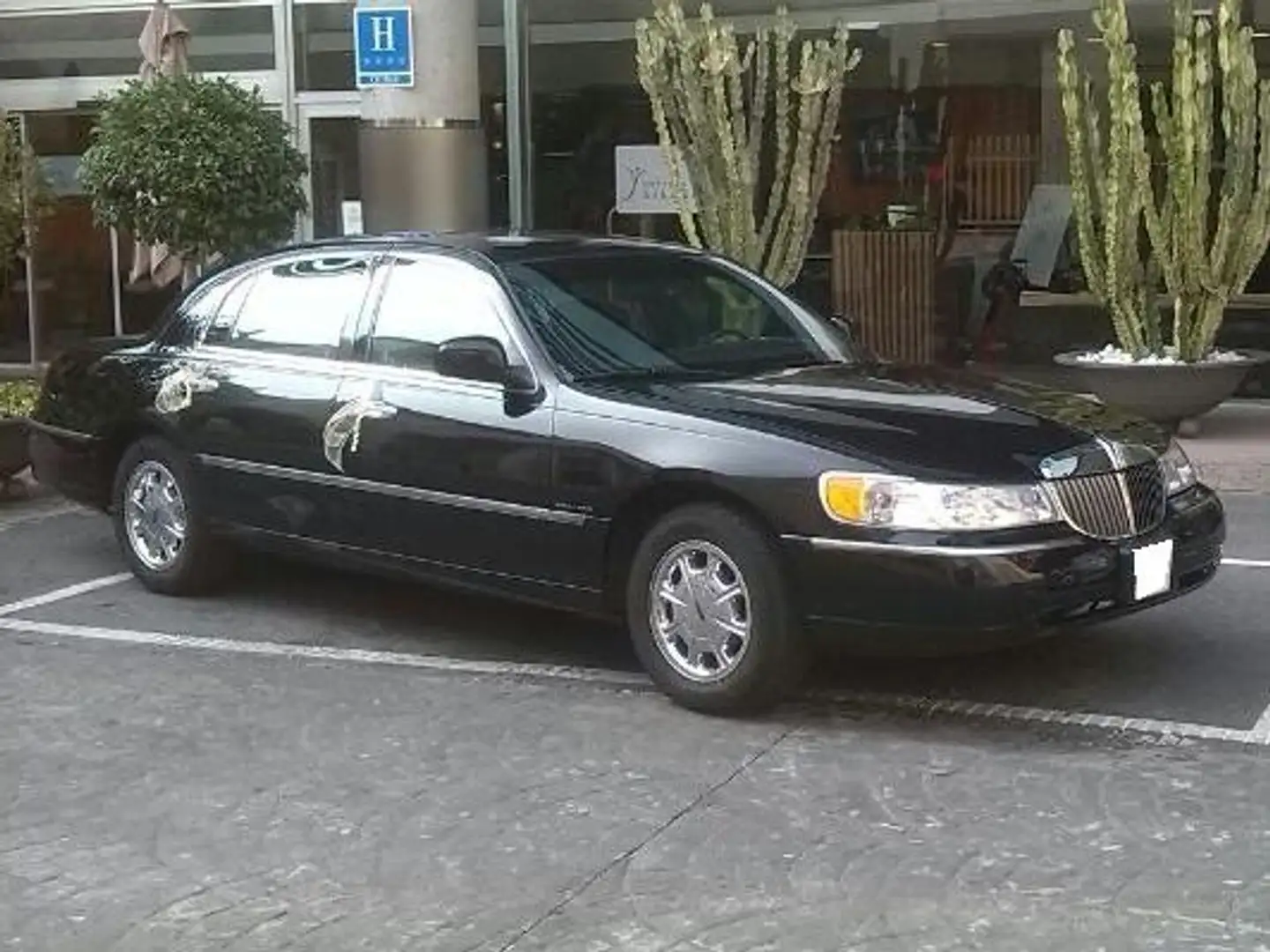 Lincoln Town Car Sedan Schwarz - 2
