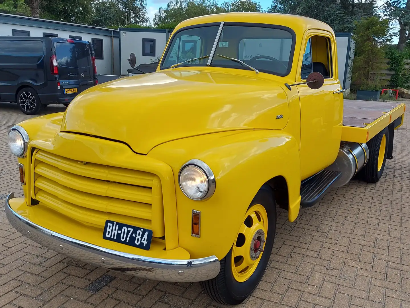 Chevrolet GMC 3100 Pickup Truck Geel - 1