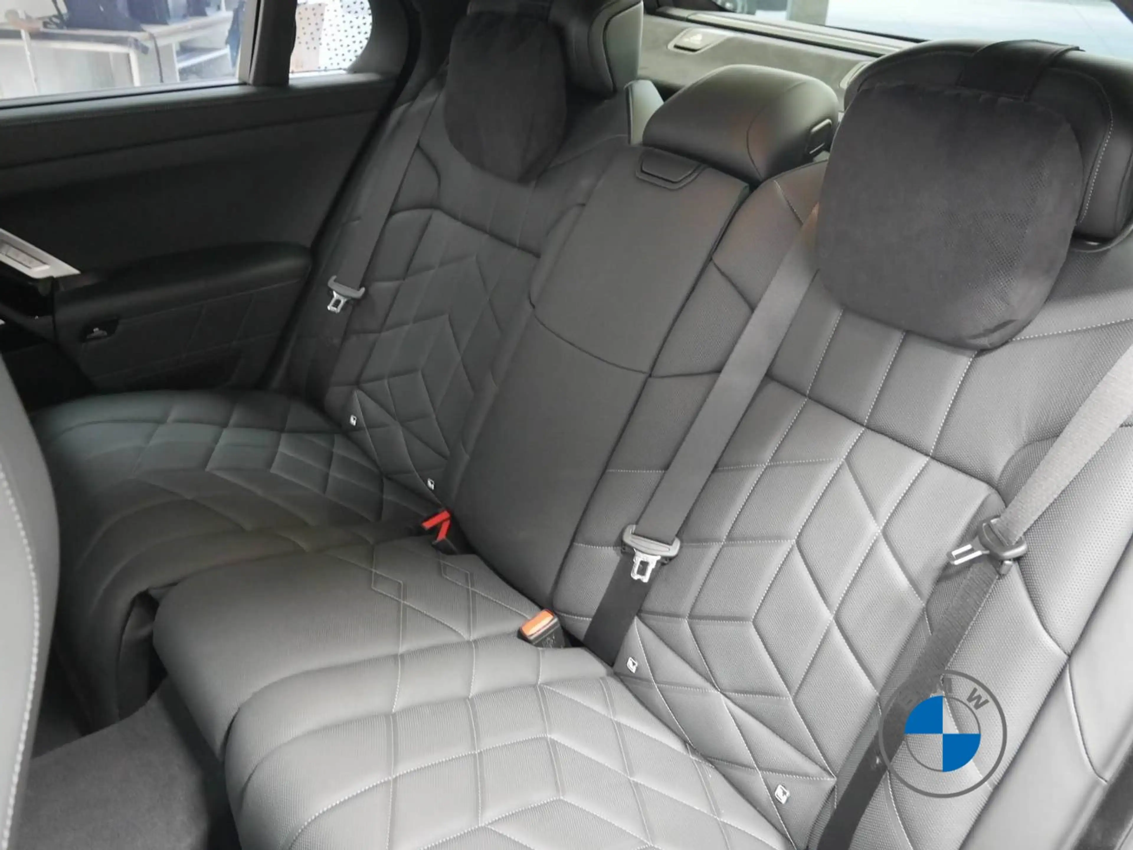 BMW i7 M70 xDrive  21" Fond TV Lounge Seating B&W — photo 11
