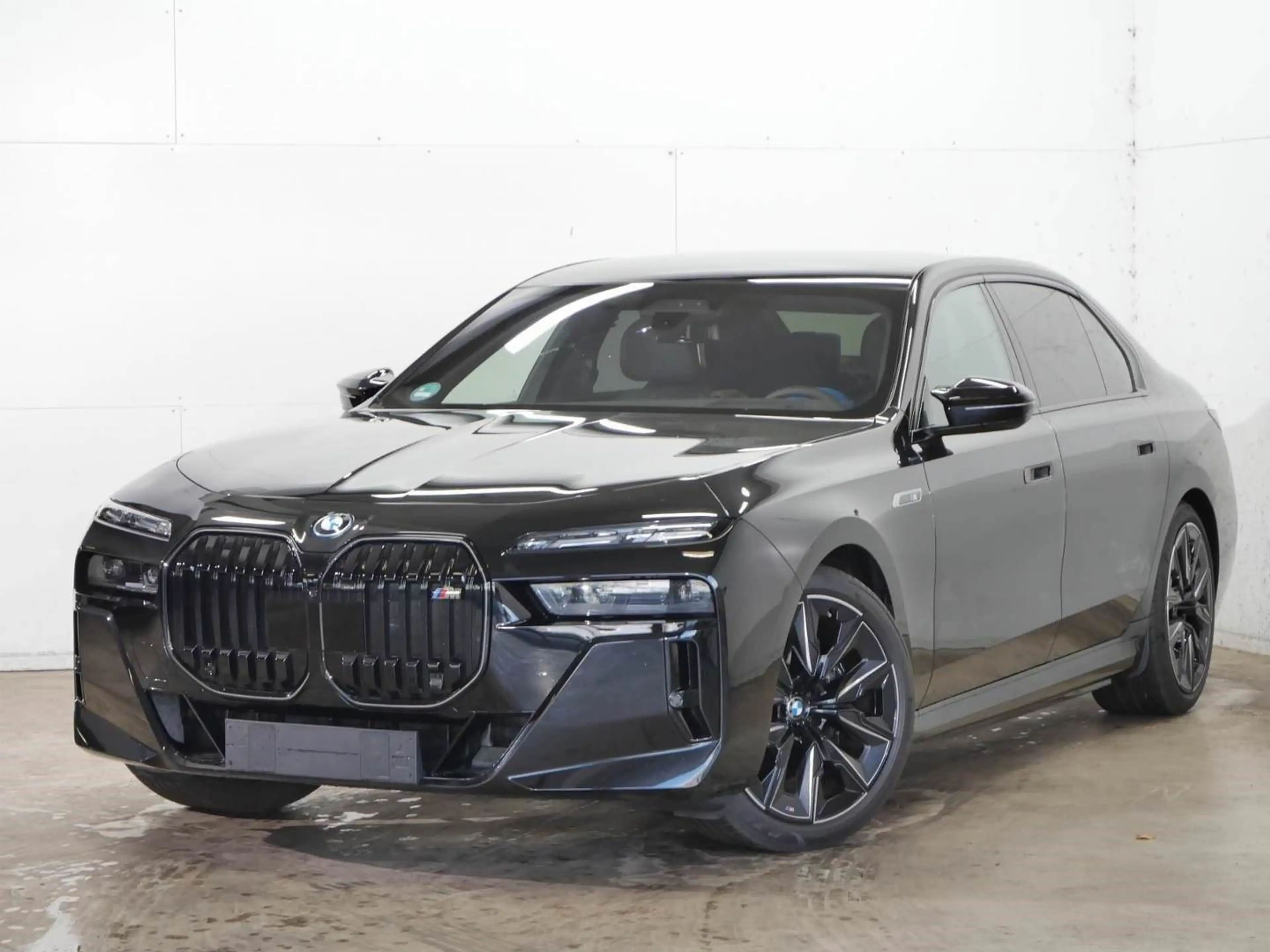 BMW i7 M70 xDrive  21" Fond TV Lounge Seating B&W — photo 2