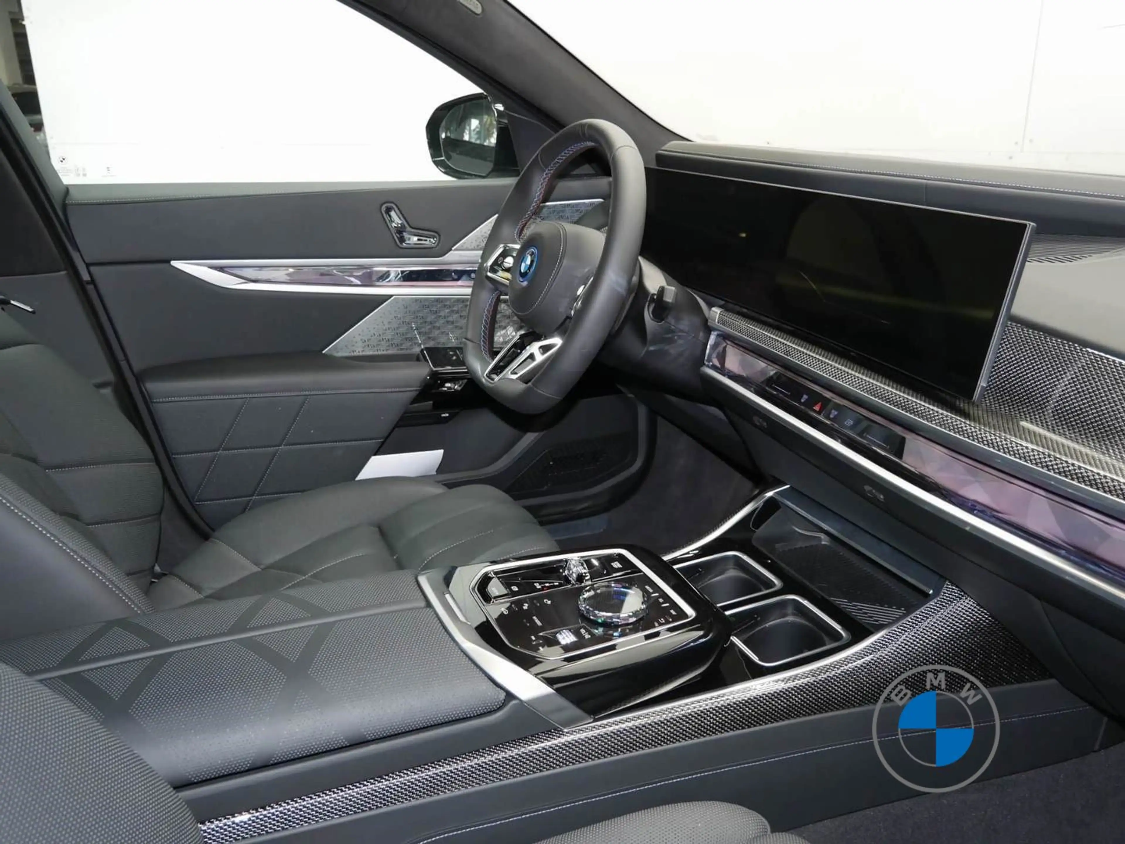 BMW i7 M70 xDrive  21" Fond TV Lounge Seating B&W — photo 7