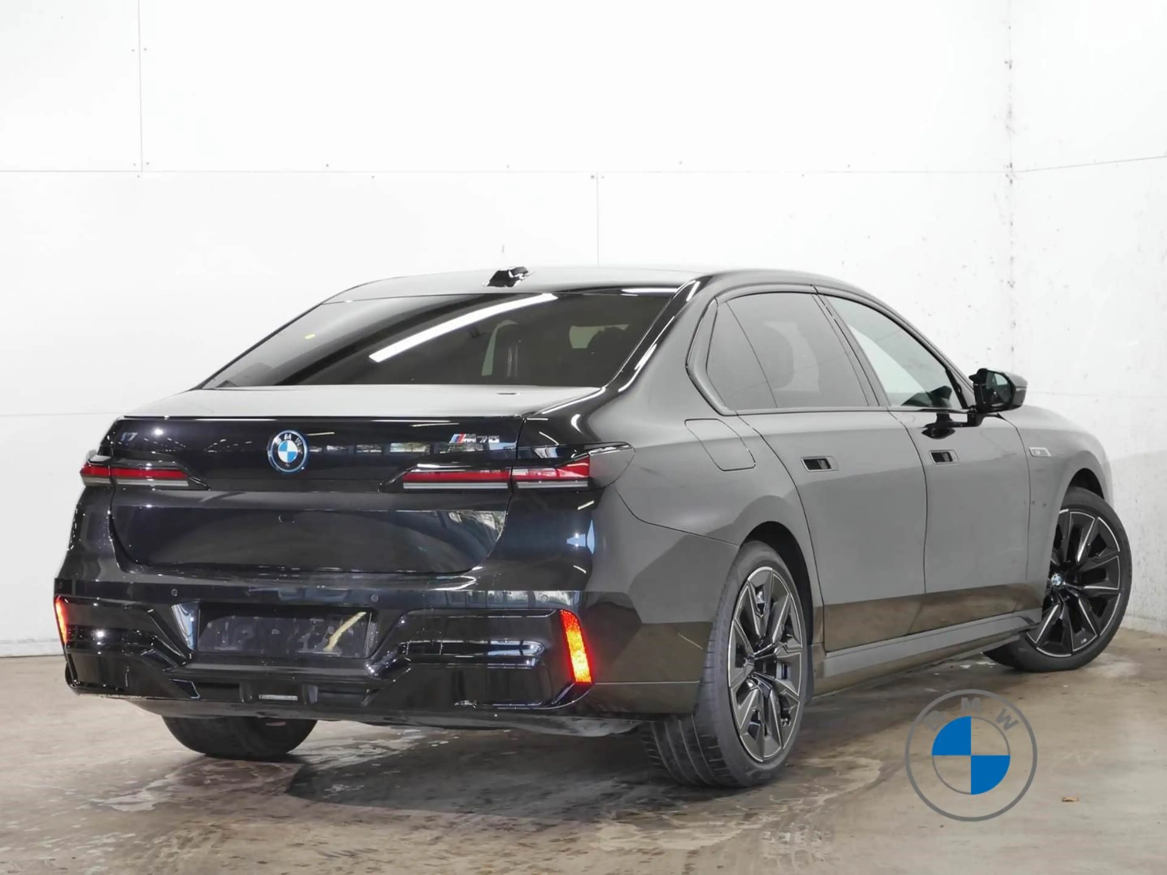 BMW i7 M70 xDrive  21" Fond TV Lounge Seating B&W — photo 3