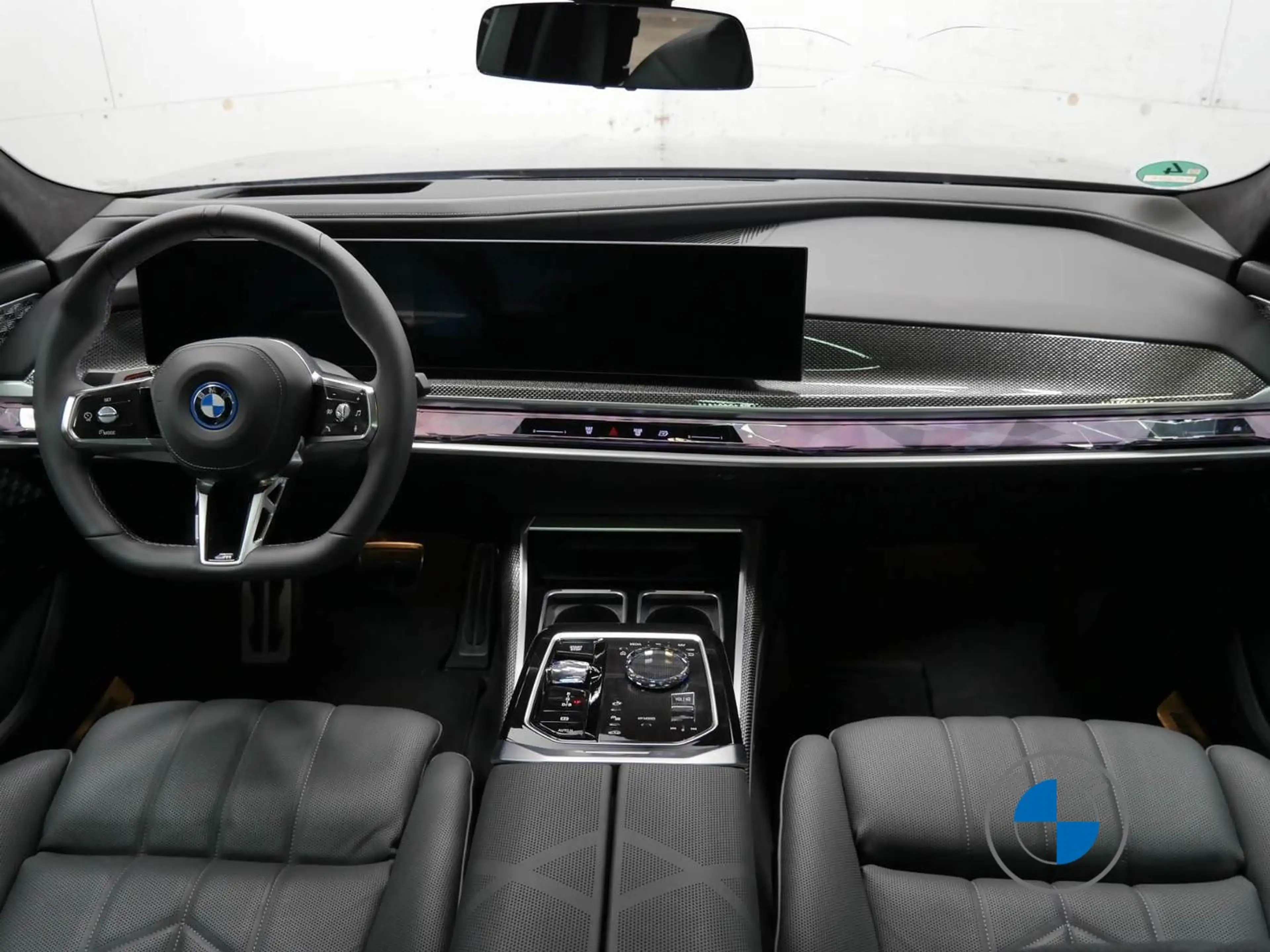 BMW i7 M70 xDrive  21" Fond TV Lounge Seating B&W — photo 8