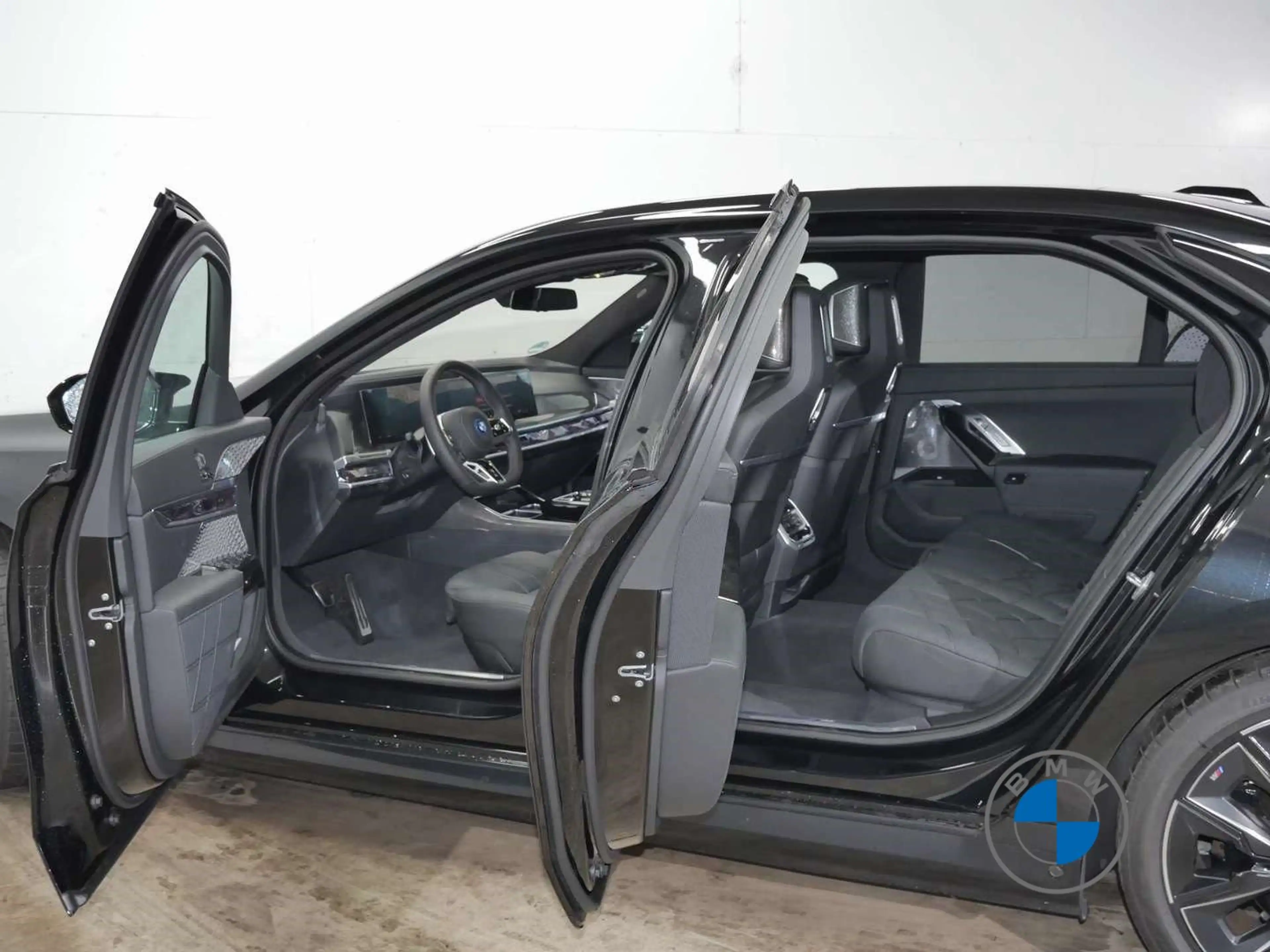 BMW i7 M70 xDrive  21" Fond TV Lounge Seating B&W — photo 9