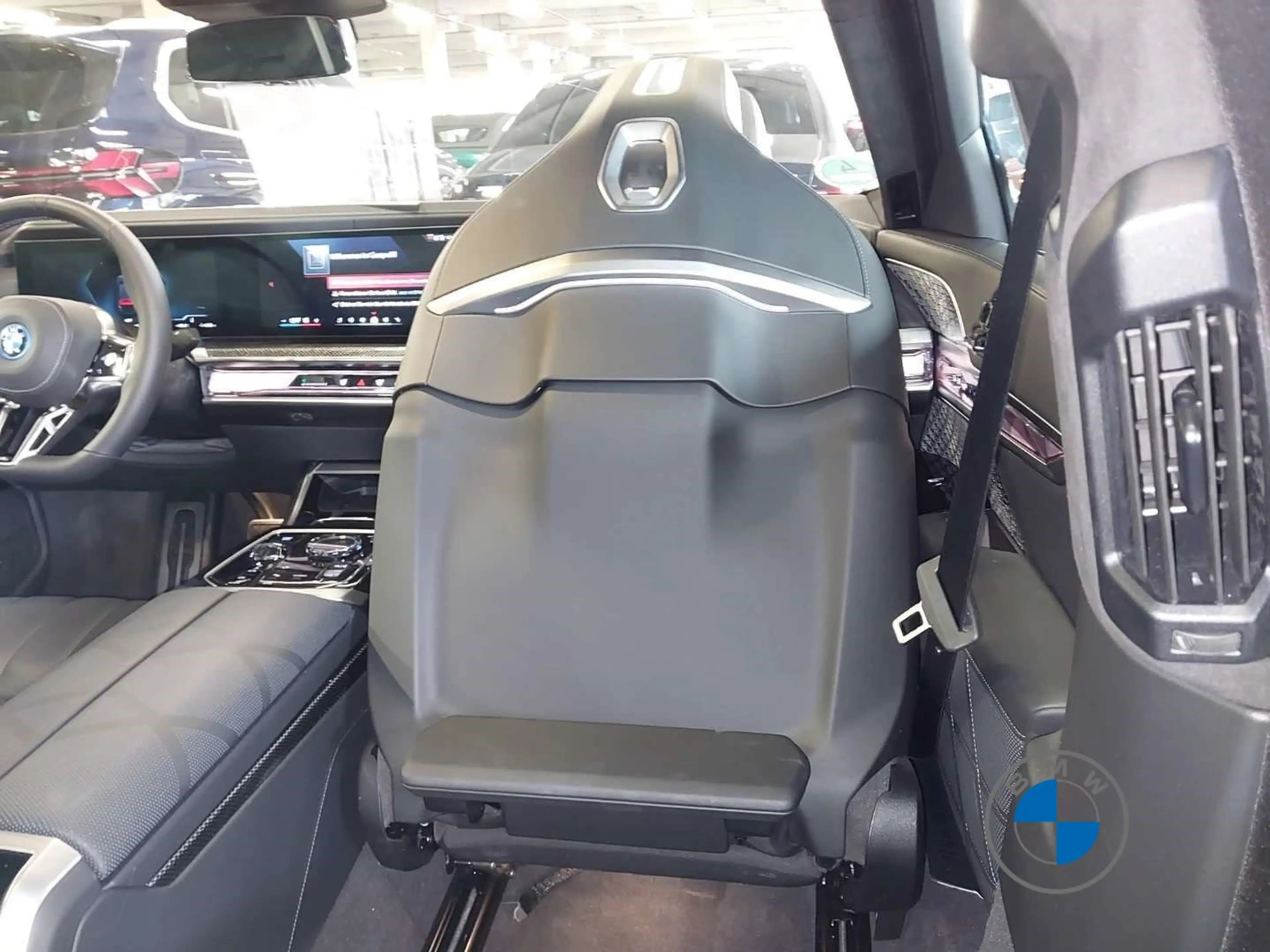 BMW i7 M70 xDrive  21" Fond TV Lounge Seating B&W — photo 12