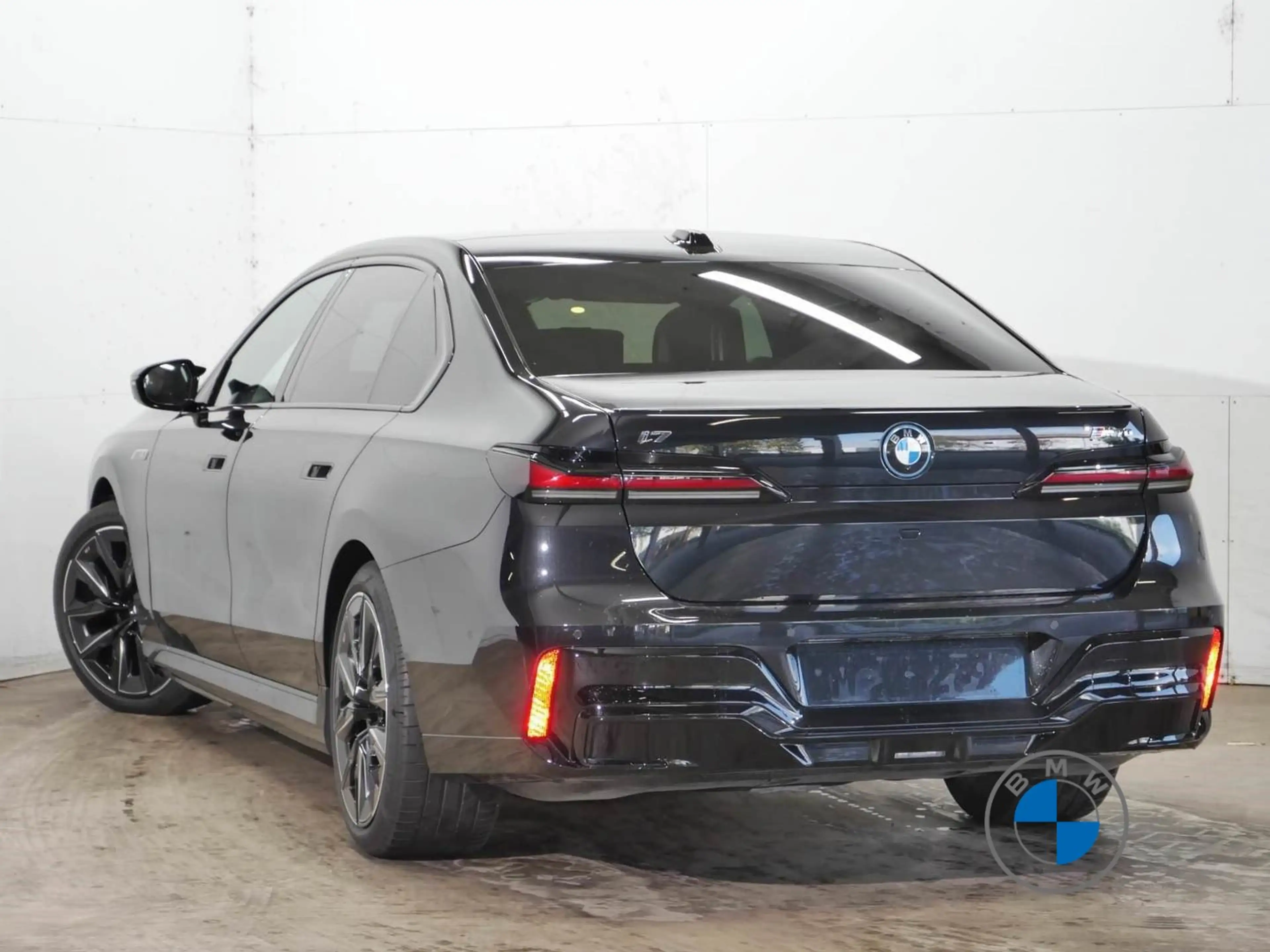 BMW i7 M70 xDrive  21" Fond TV Lounge Seating B&W — photo 5